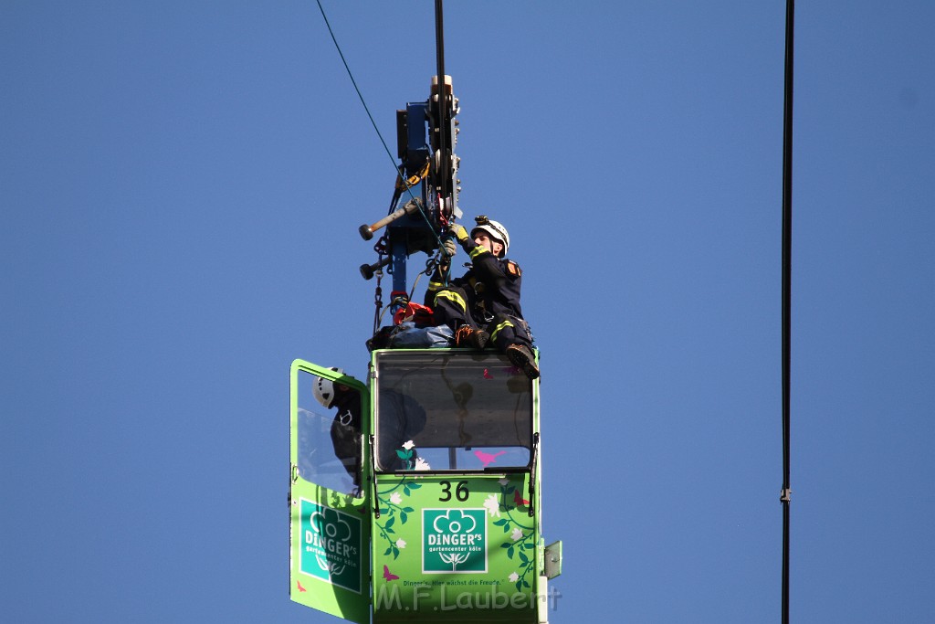 Koelner Seilbahn Gondel blieb haengen Koeln Linksrheinisch P556.JPG